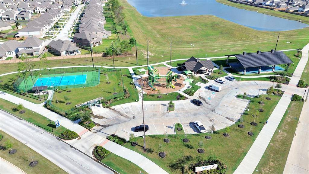 Nearby community amenities include tennis and basketball courts, a dog park and a playground - all less than a 10 minute walk away!