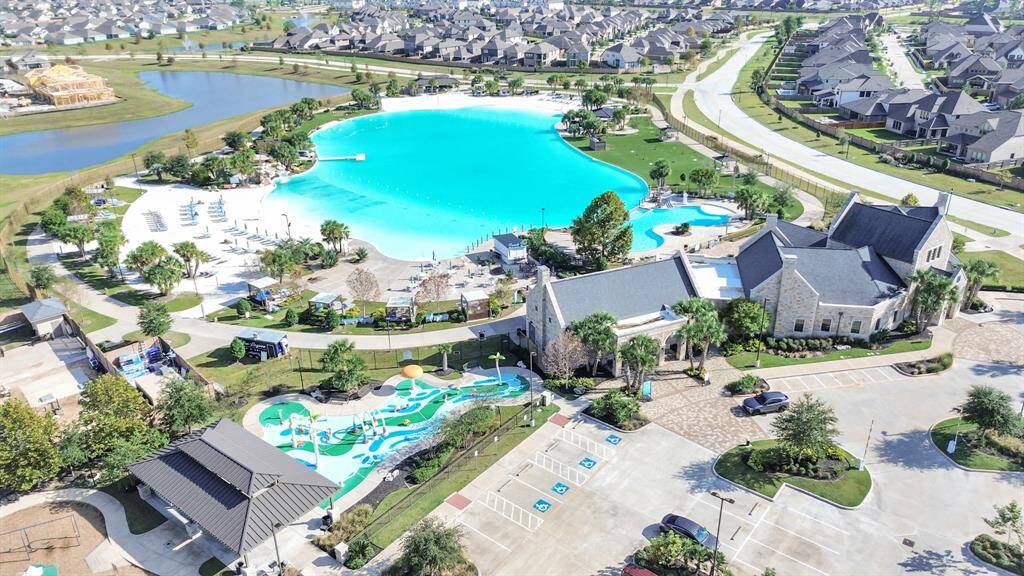 The beachfront lagoon, splash pad, fitness area and dining are less than a 5 minute drive away!