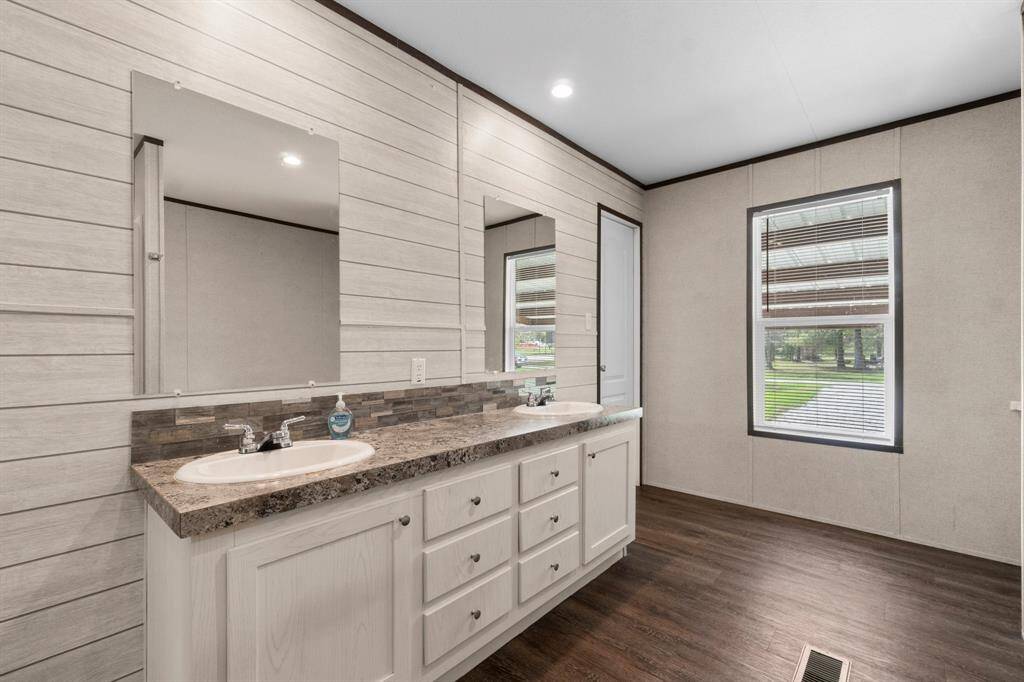Dual sinks, walk in closet