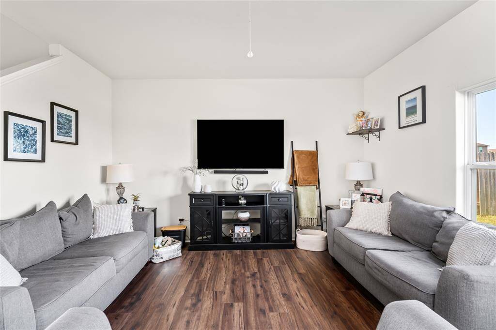 This cozy family room, with its wide windows, is the perfect space for creating lasting memories. The abundant natural light highlights the inviting atmosphere, making it an ideal spot for family time, relaxation, and bonding.