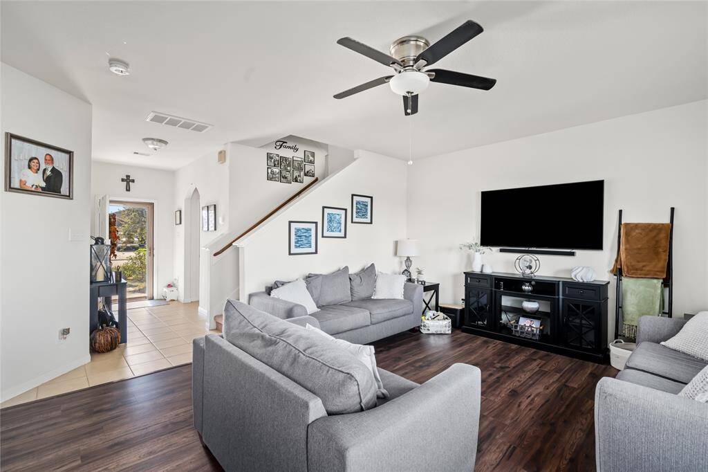 This cozy room, with its wide windows letting in plenty of natural light, offers the perfect setting for TV and movie nights. It’s a relaxed space where you can unwind, enjoy your favorite shows, and create a comfortable escape.