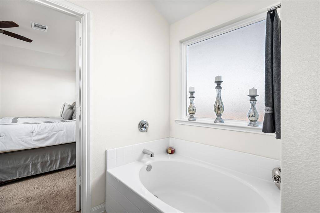 This inviting bathtub offers a perfect place to unwind, featuring a sleek design and ample space for a relaxing soak. Its clean lines and comfortable layout make it an ideal retreat for relaxation and rejuvenation.
