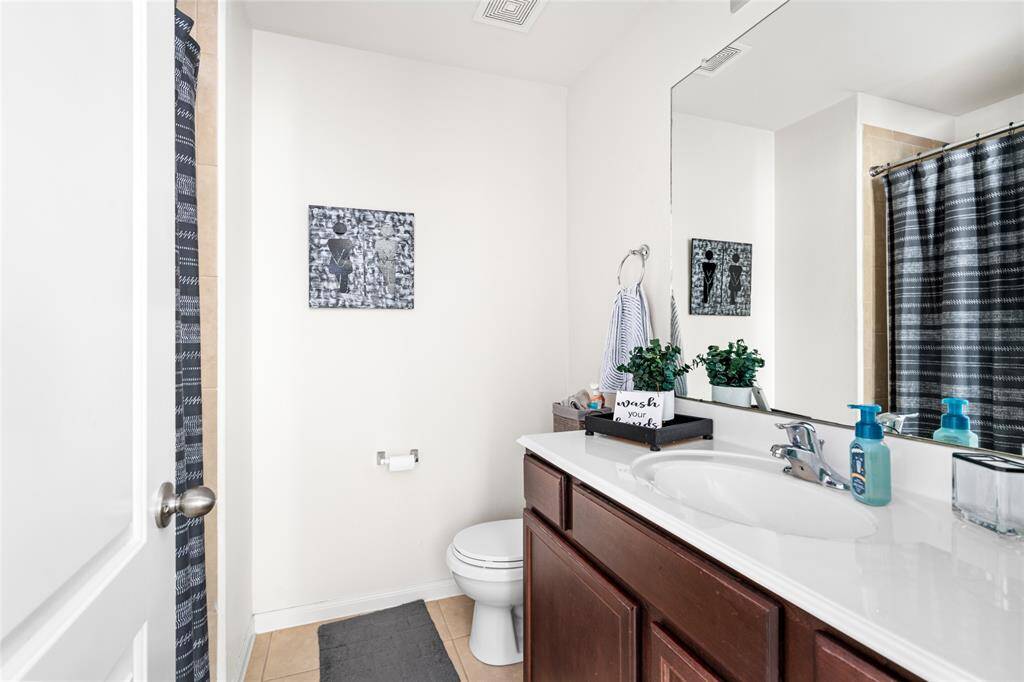 This well-appointed bathroom features sleek, modern finishes and a thoughtful layout, offering both style and function. With plenty of space, it provides a serene and refreshing atmosphere for daily routines.