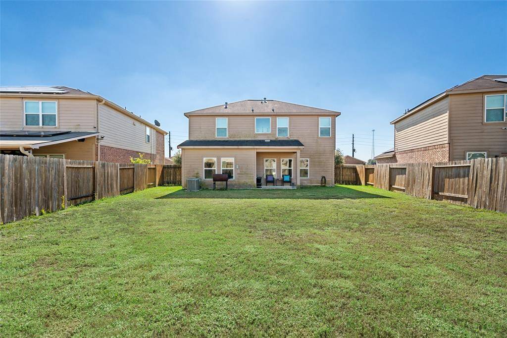 This spacious backyard is a private oasis, perfect for outdoor activities, entertaining, or simply relaxing. With lush greenery and plenty of open space, it’s ideal for family gatherings, playtime, and enjoying nature.