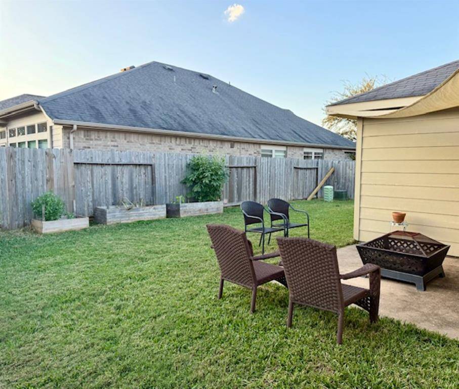 Backyard view, very spacious.
