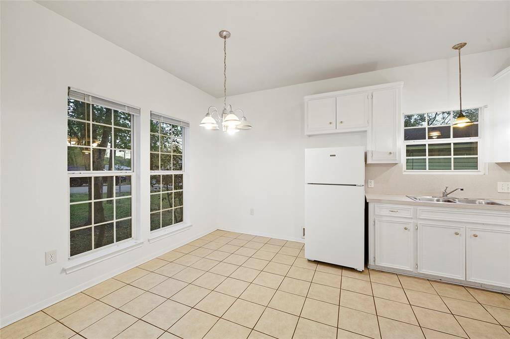 Breakfast Room - view 1 - two large windows let in plenty of natural light, there's plenty of room for a large table in this dining area