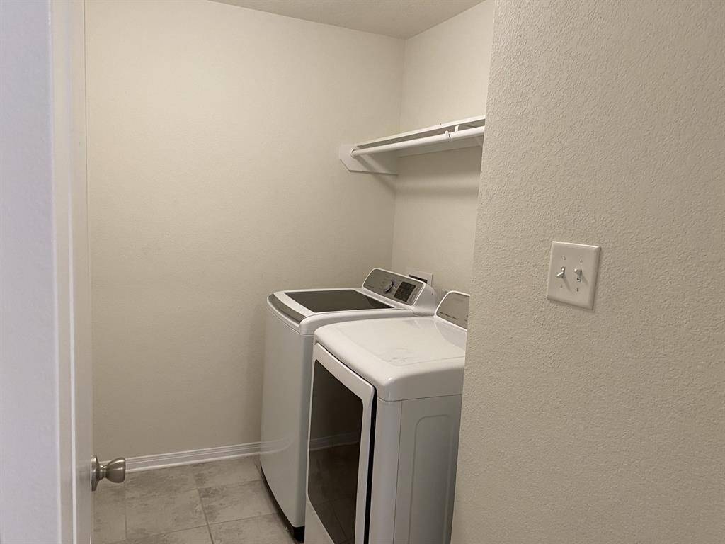 Washer/Dryer included.