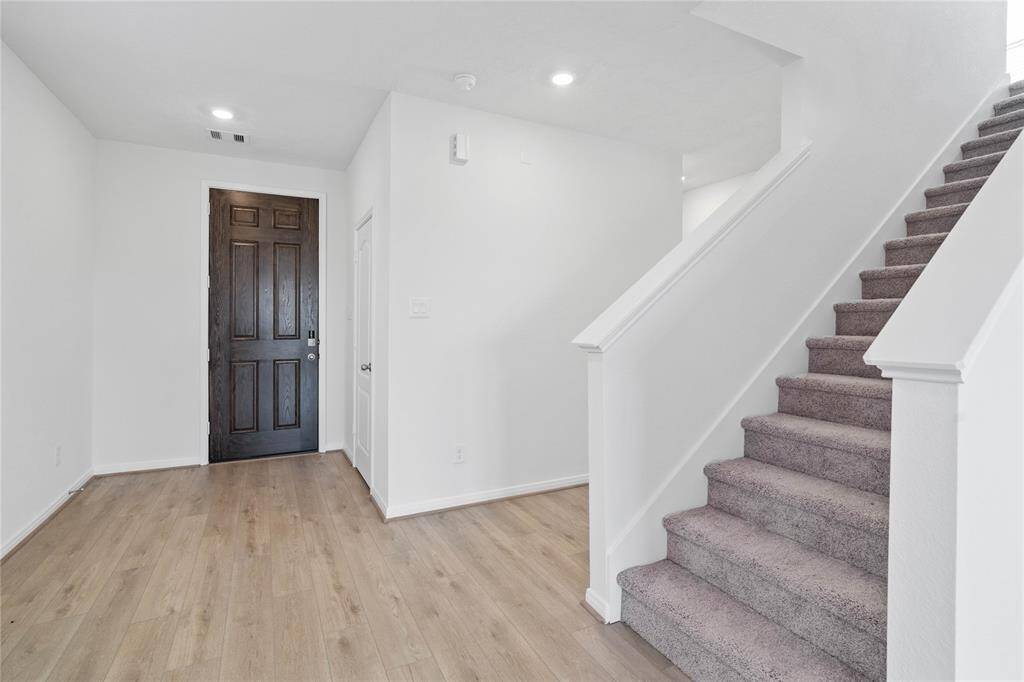 Welcome inside 4415 Kingswell Manor where the spacious entryway greets one with a spacious coat closet, custom neutral paint, and gorgeous vinyl plank flooring!