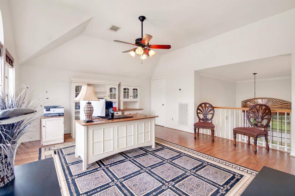 Spacious, light-filled large flex area upstairs, ideal for an office or creative space.