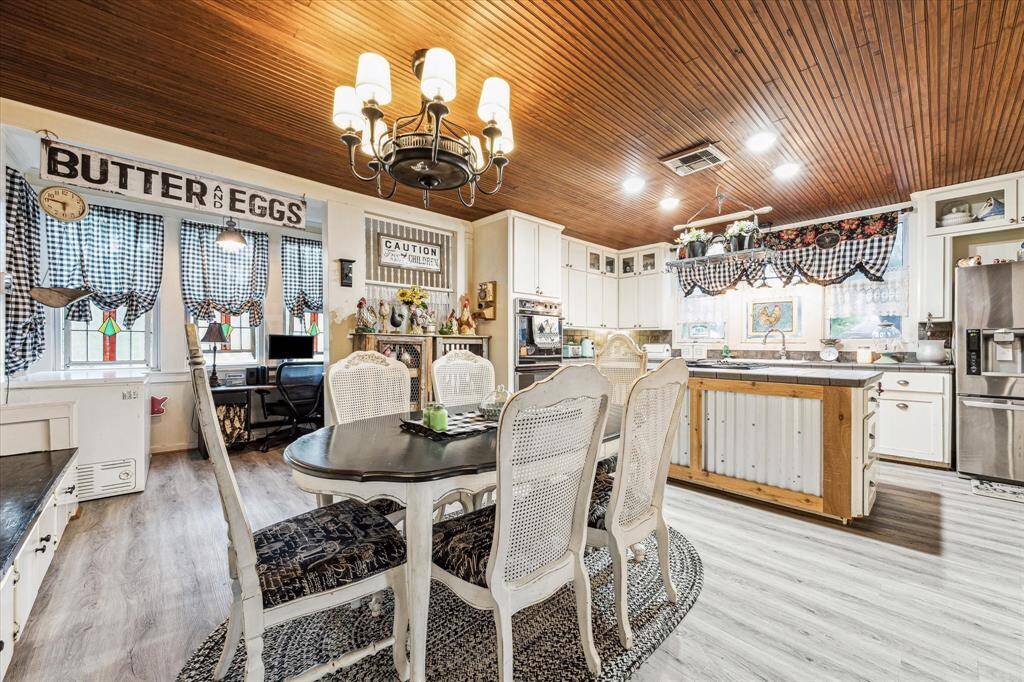 GORGEOUS FARMHOUSE KITCHEN!
