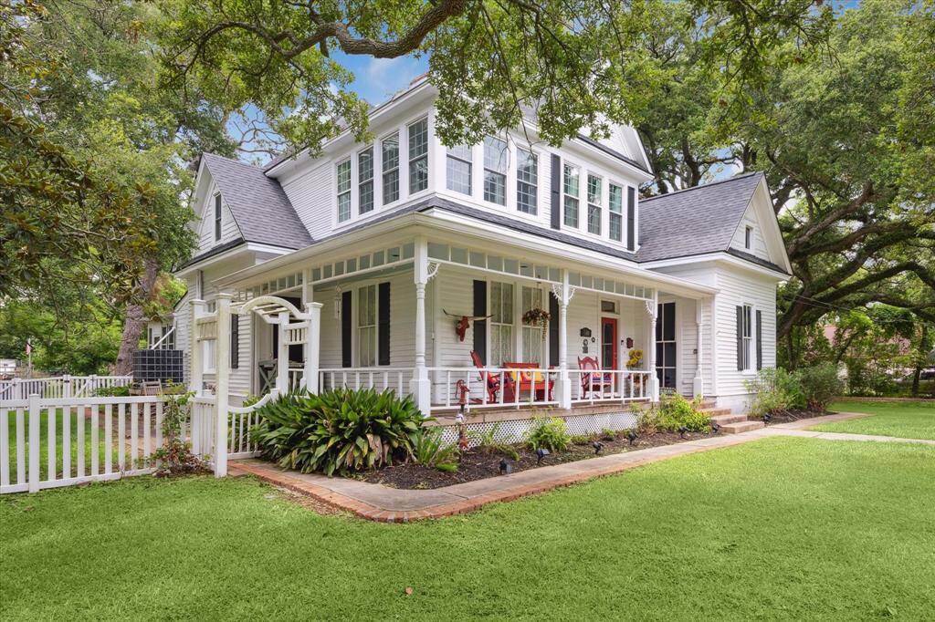 BEAUTIFUL WHITE PICKET FENCE AND WRAP AROUND PORCH!