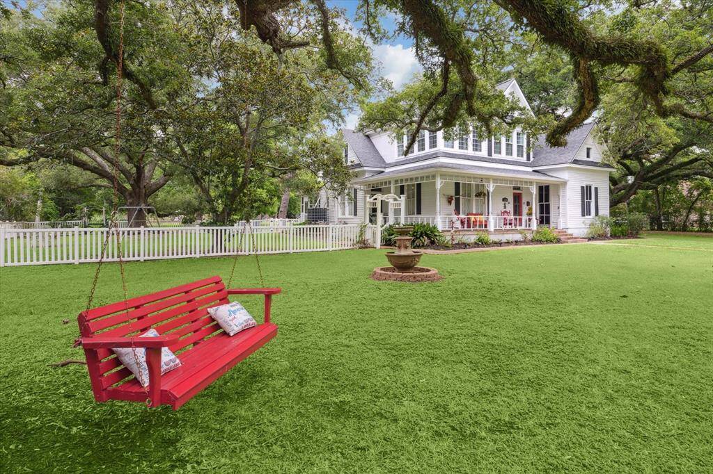 COME SIT DOWN AND RELAX IN YOUR SWING!