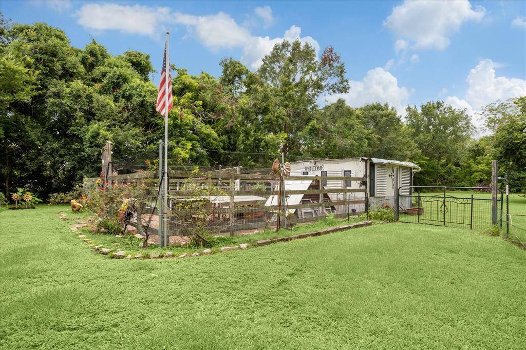 CHICKEN COOP & GARDEN