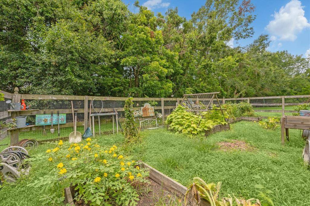 VEGGIE GARDEN