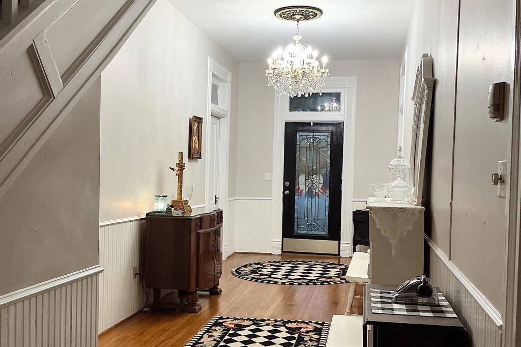 BEAUTIFUL ENTRYWAY!
