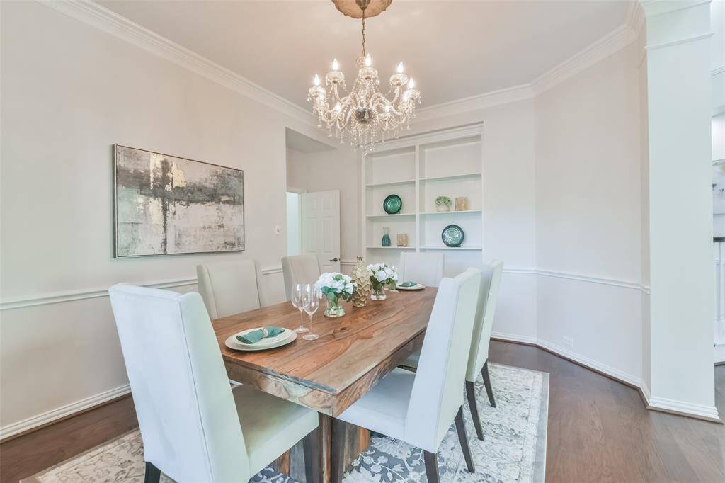 This room and the chandelier are exquisite.