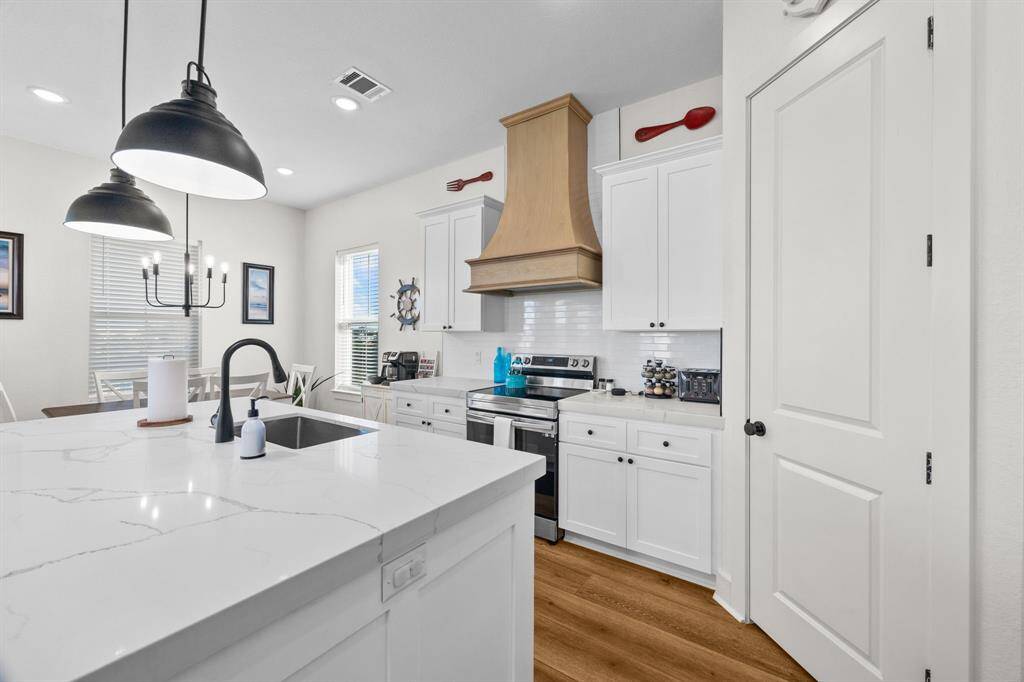 Beautiful tile backsplash to top off this already fabulous kitchen space.