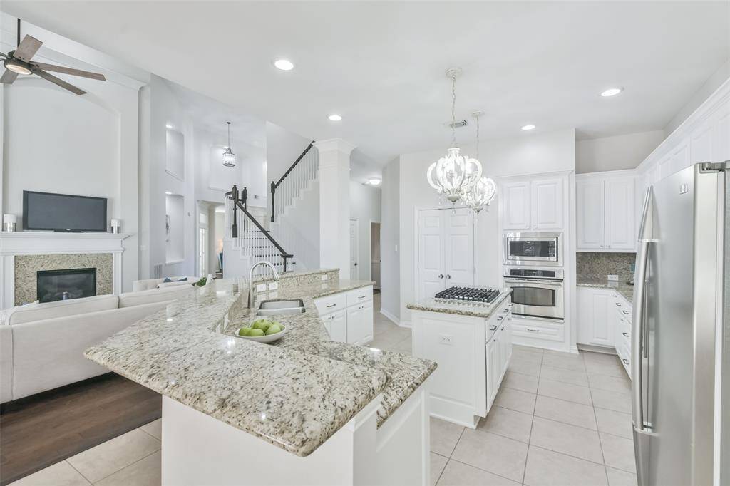The kitchen has a long, granite-topped breakfast bar.