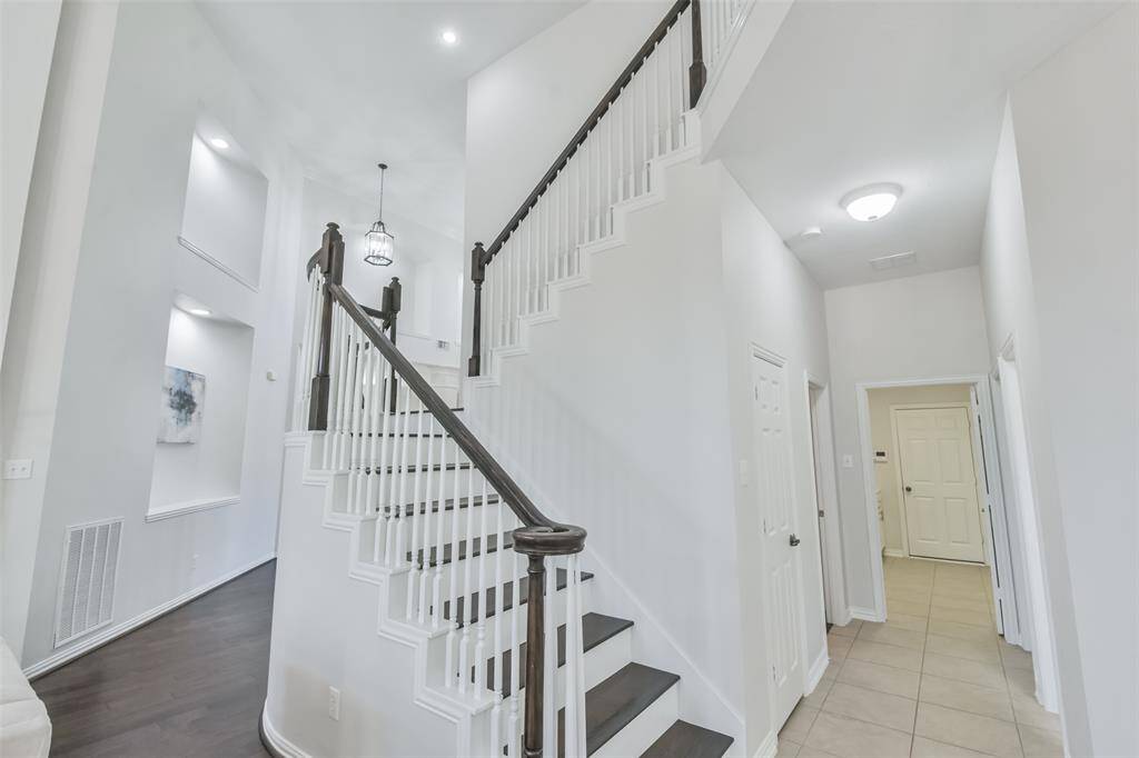 The dramatic staircase leading upstairs. Notice the wood treads.