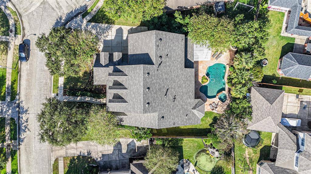An overhead view of the stunning property on the cul-de-sac street.