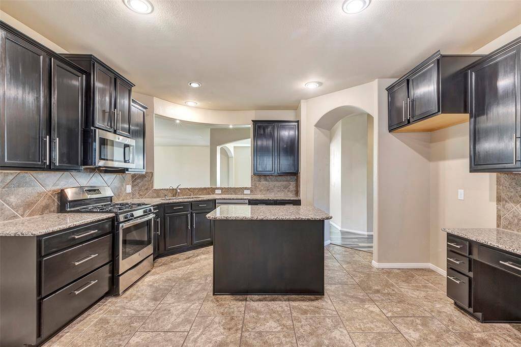 A full view of this grand kitchen.