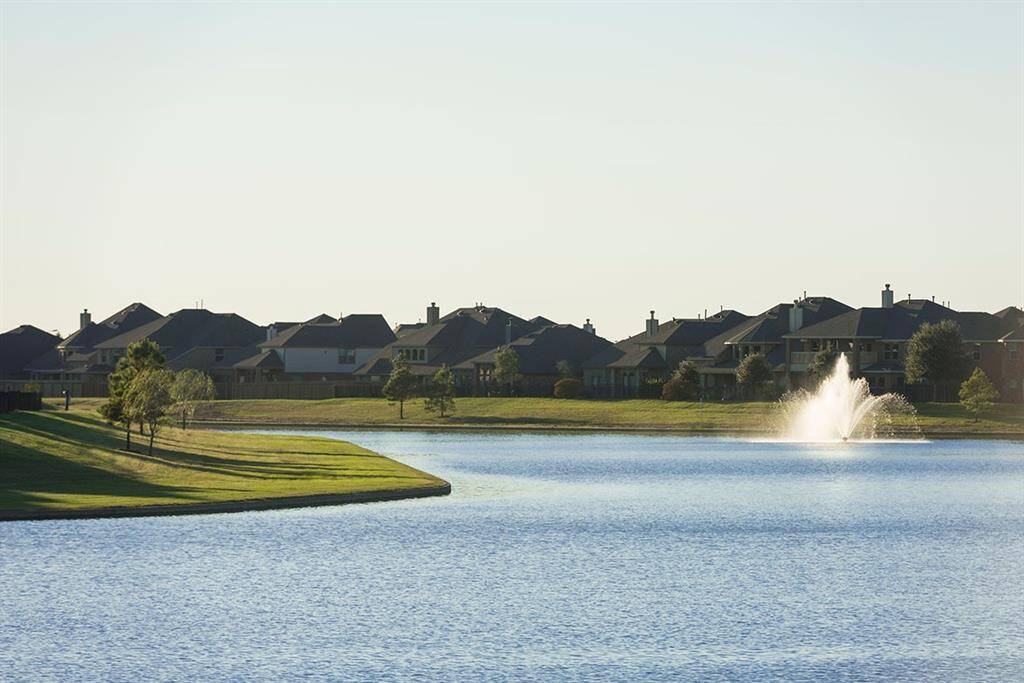 Amenities abound such as these picturesqe lakes.