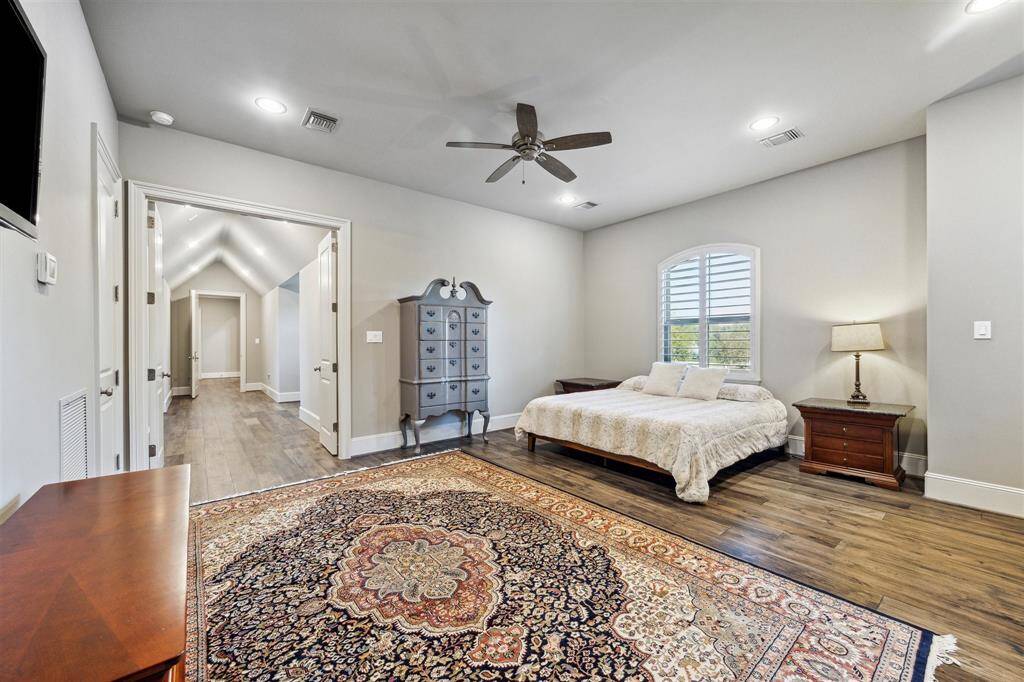 Complete with a private bathroom, guests can enjoy the luxury of having their own dedicated space for personal care and relaxation. The attached mini kitchen adds an extra layer of convenience, allowing guests to prepare simple meals or snacks without having to leave the comfort of their room.