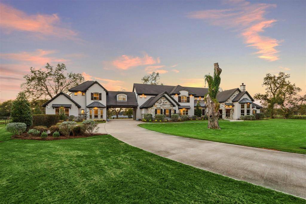 From the exterior to the interior, high-end selections elevate the living experience to unparalleled heights.