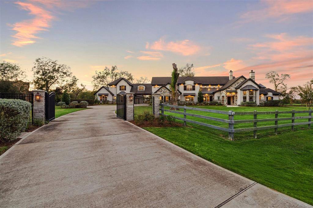 Indulge in luxury beyond imagination at this remarkable home, where every detail exudes sophistication and elegance.