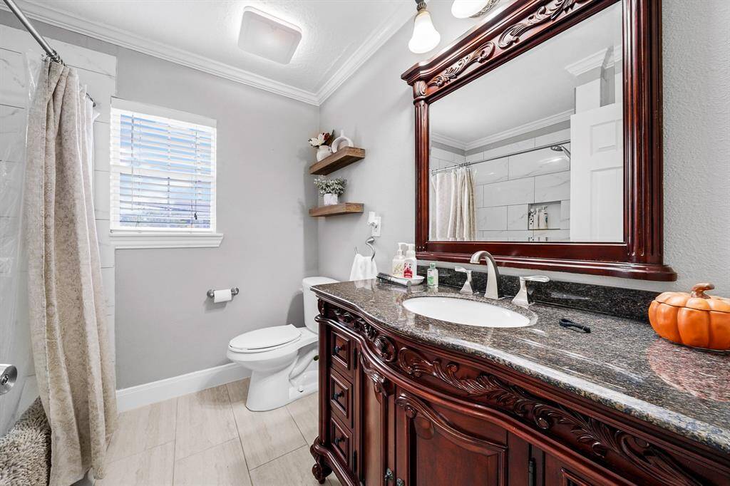 Extra-large 2nd Bathroom located at Hall