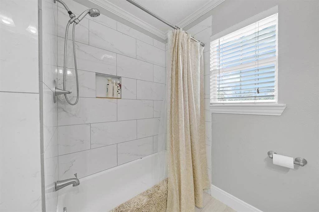 2nd bathroom Shower & Tub combo