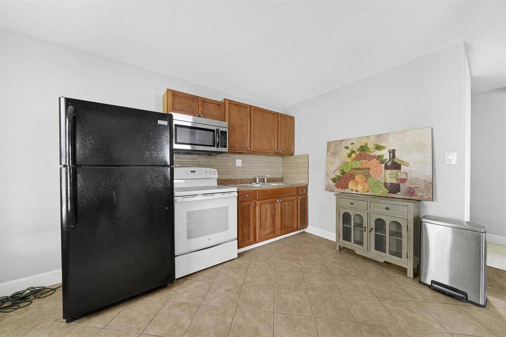 Apartment Kitchen with all the appliances included