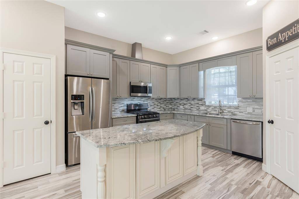 Kitchen with a large island with drawers and cabinets.