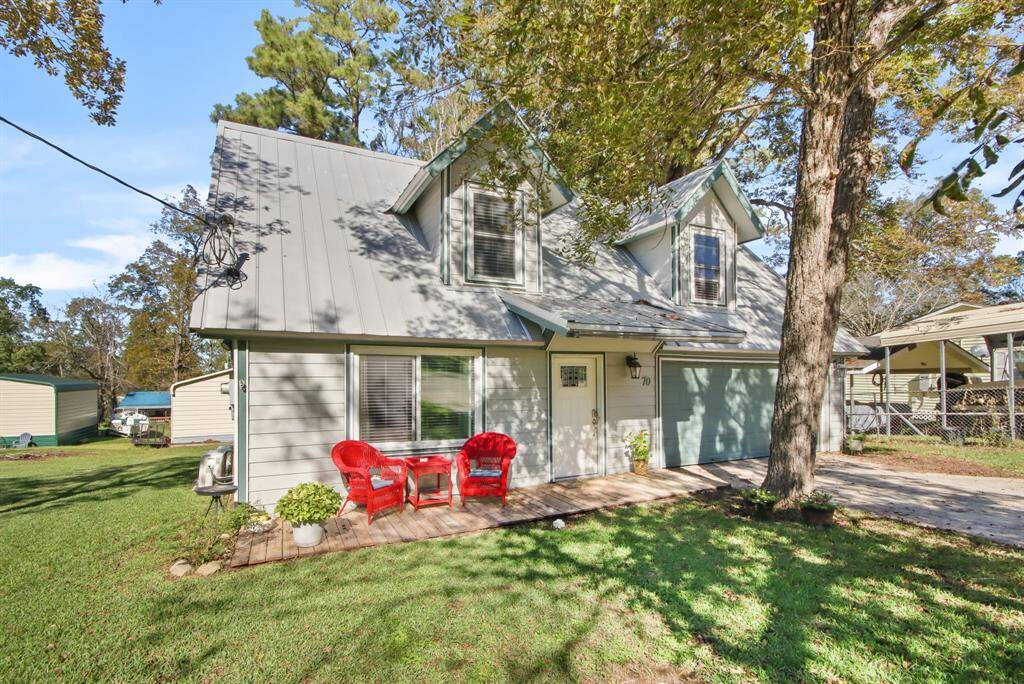 Charming 2-story home in sought after lake front neighborhood, Camilla Coves.