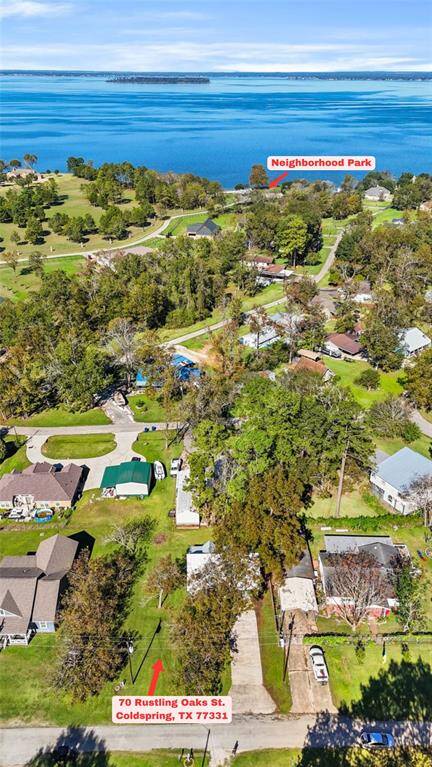 This property is close to lake. A short golf cart ride away!