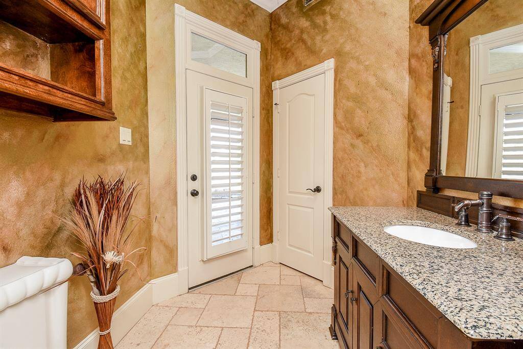 There is a half bath downstairs too with a back access door to the back yard - great for coming in from the pool of if you are entertaining guests/family in the back yard.