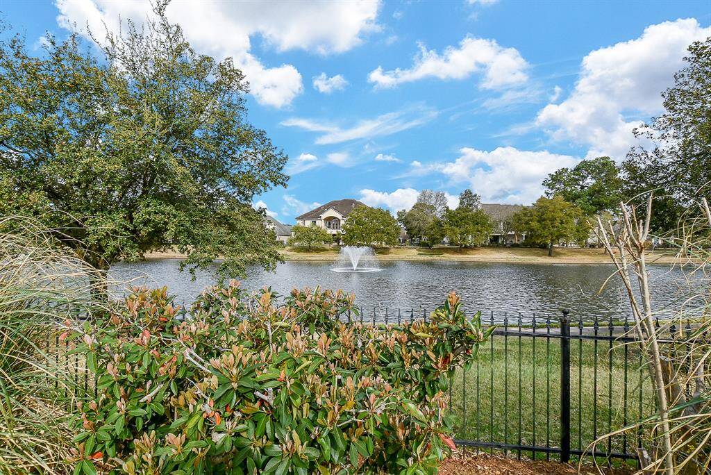 You can access the lake through a small gate and do morning or evening walks around the lake/community!