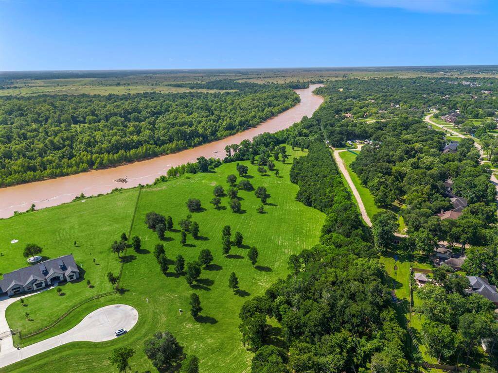 Residents have access to Oxbow Lake stocked with fish as well as an incredible trail system that leads through the woods, across prairies, past a lake, alongside a creek and through wildflower meadows.