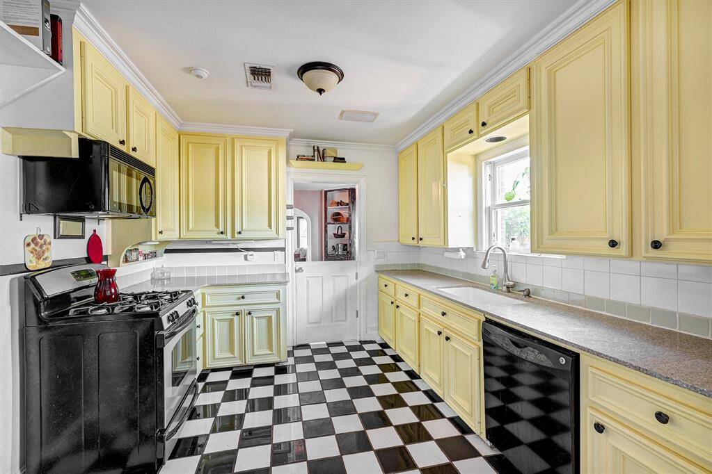 Ample bright kitchen all appliances remain.