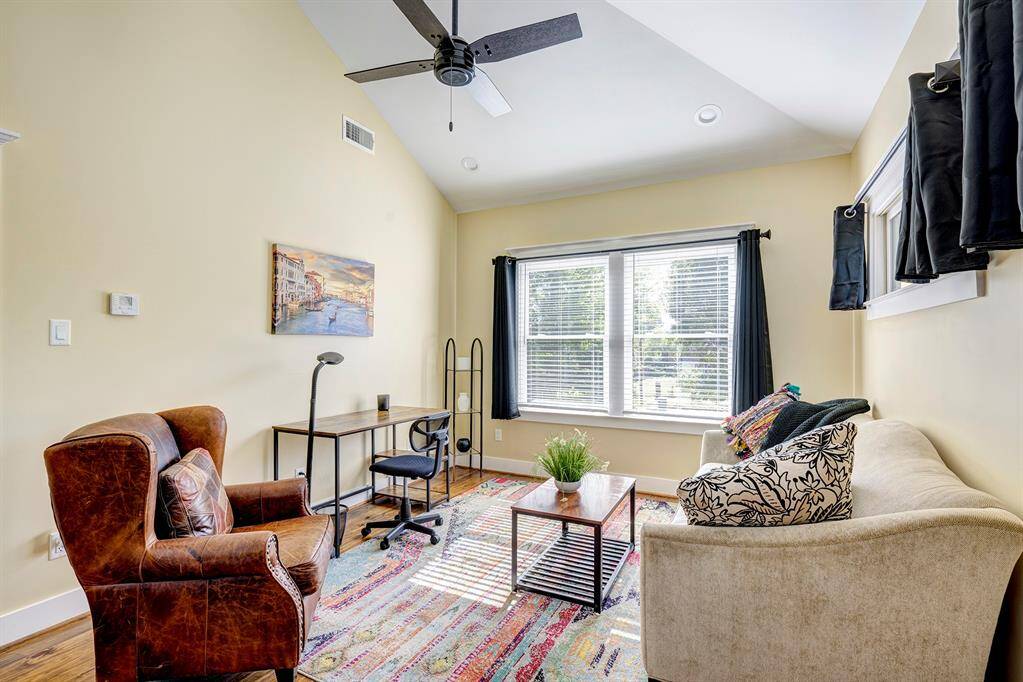 Apt charmingly decorated--sold furnished. spacious and bright