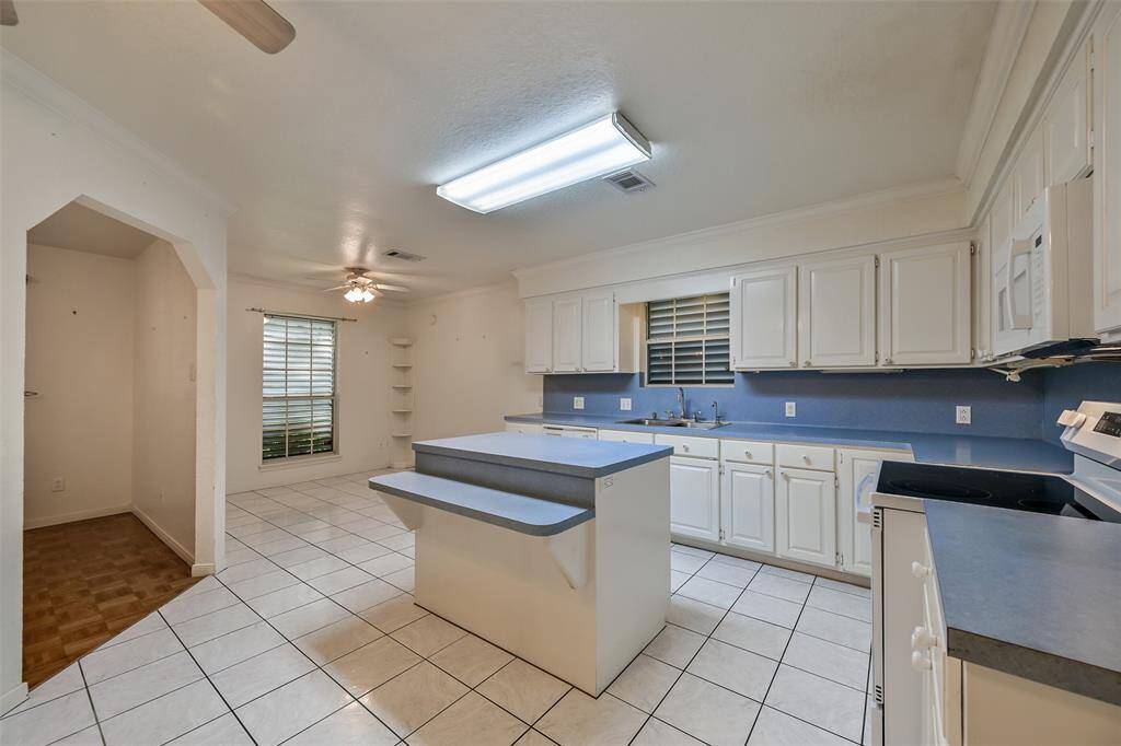 Kitchen, breakfast nook, access to formal dining