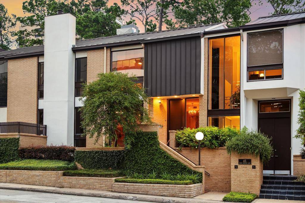 Welcome to 45 Briar Hollow Ln #4! This townhome is nestled in a sought-after Inner Loop location with easy access to downtown.