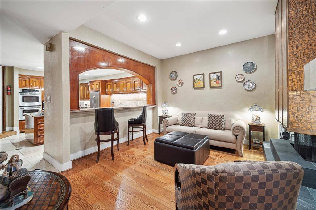Enjoy seamless connectivity between the breakfast area and kitchen with a stylish serving counter window.