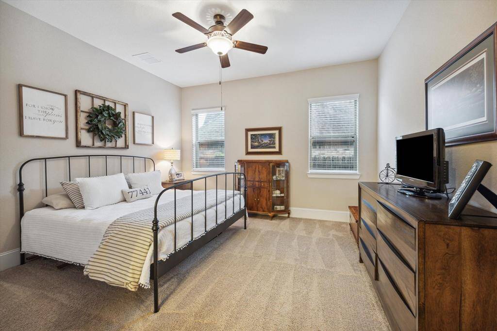 Very large Guest En Suite located downstairs