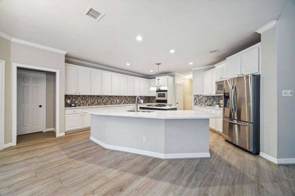 Spacious kitchen great for the chef or entertaining. Island and huge bar for seating. Cabinets space is unlimited and the pantry is a walk-in.