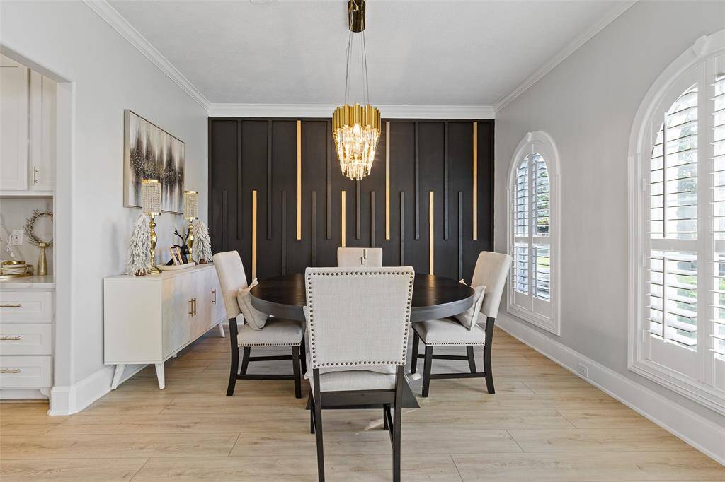 Elegant formal dining that is picture perfect. Enjoy your dinner parties with your guests in this dining area!