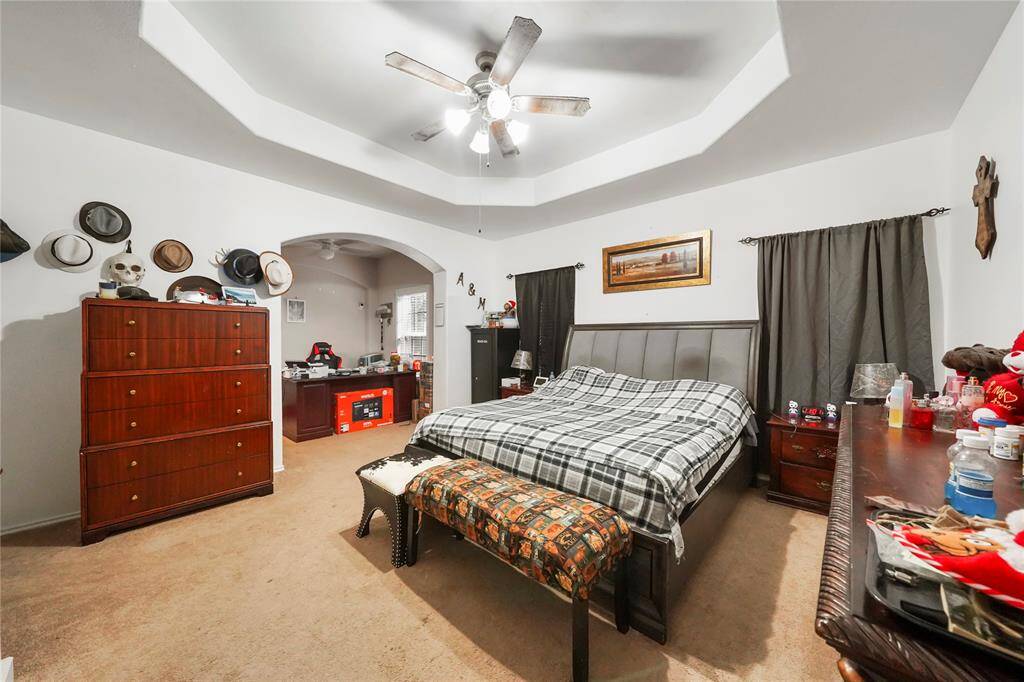 Primary bedroom w/sitting area