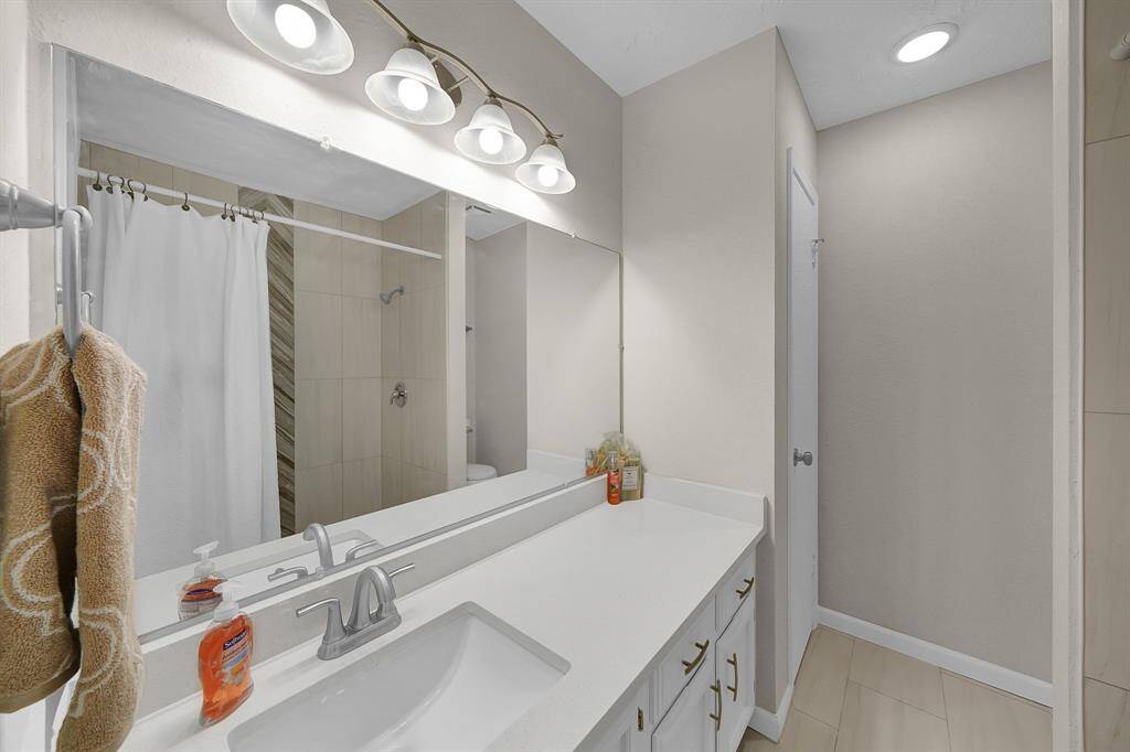 Primary bath with extra storage