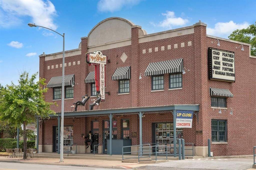 Easy drive to Old Town TomballConvenient to Six Flags Hurricane HarborJust minutes to Tomball Railroad Depot