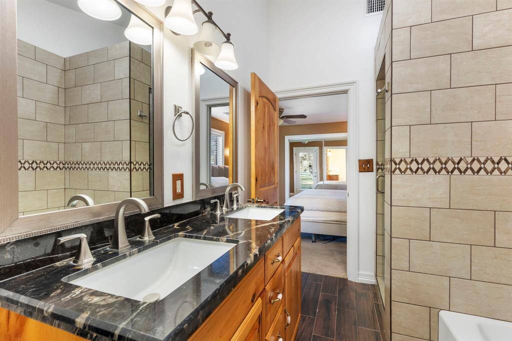 Double sinks and lots of light